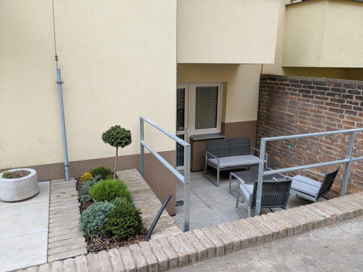Hradec Králové Ap 1 - Apartments 4U Brezinova "Overnight Simply" מראה חיצוני תמונה