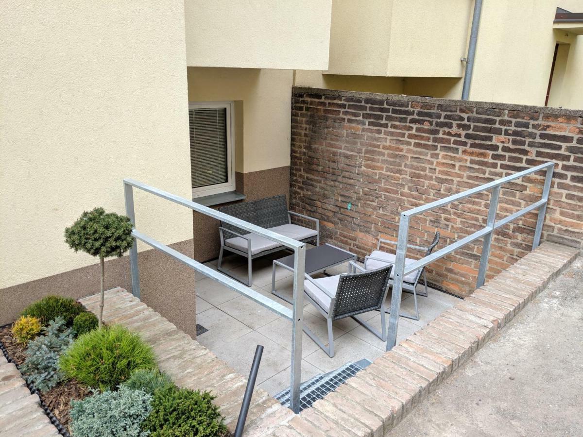 Hradec Králové Ap 1 - Apartments 4U Brezinova "Overnight Simply" מראה חיצוני תמונה