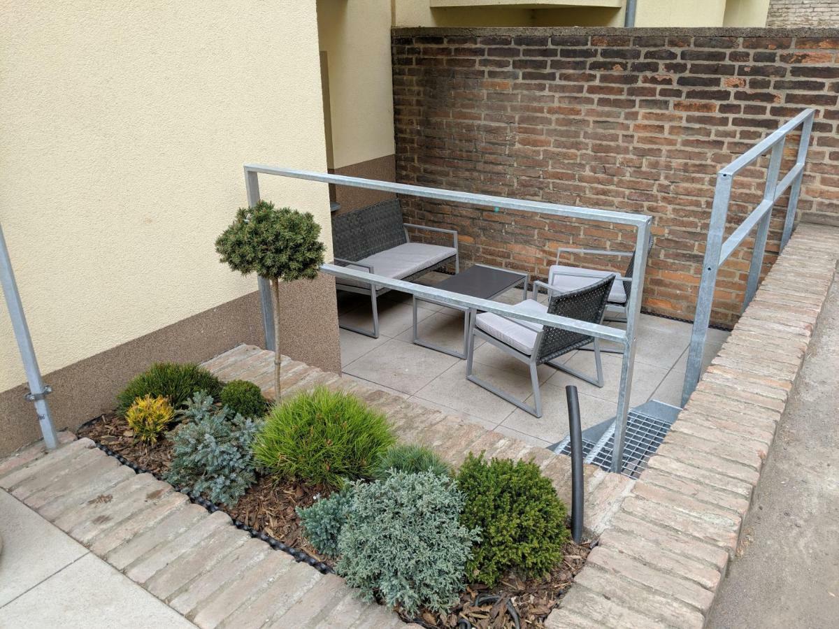 Hradec Králové Ap 1 - Apartments 4U Brezinova "Overnight Simply" מראה חיצוני תמונה